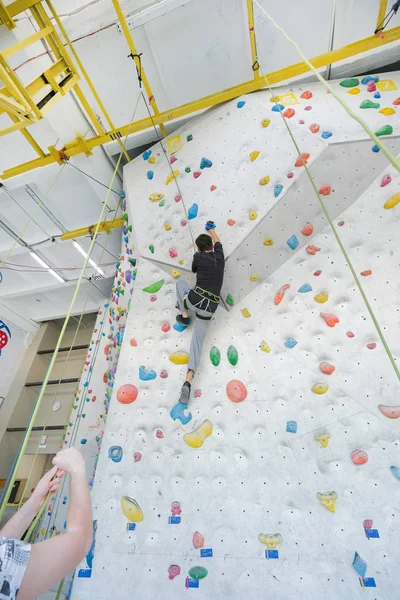 Sportsmen Climbs Boulder Gym Successful Man Climbing Climbing Wall — Stock Photo, Image