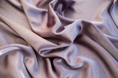 Pembe kumaş kadar kapatın. Mor gümüş kumaş dalgalar atılır