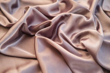 Pembe kumaş kadar kapatın. Mor gümüş kumaş dalgalar atılır