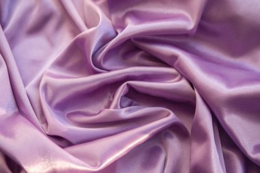 Pembe kumaş kadar kapatın. Mor kumaş dalgalar atılır. Fuchs