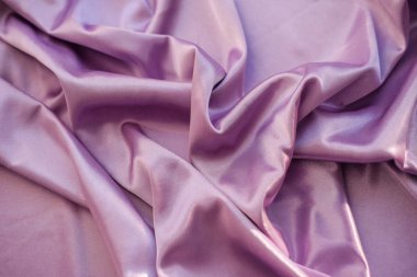 Pembe kumaş kadar kapatın. Mor kumaş dalgalar atılır. Fuchs