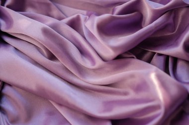 Pembe kumaş kadar kapatın. Mor kumaş dalgalar atılır. Fuchs