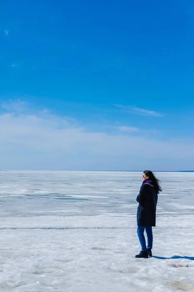 Girl Walks Background Icy Sea Blue Sky Woman Enjoying View — Stock Photo, Image