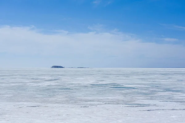 Pokryte Śniegiem Jezioro Topnieje Wiosnę — Zdjęcie stockowe
