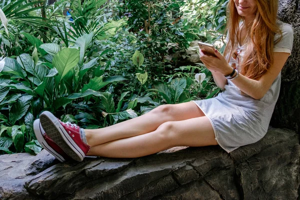 Mujer Moliendo Sentada Parque Tropical Haciendo Una Foto Teléfono Inteligente — Foto de Stock
