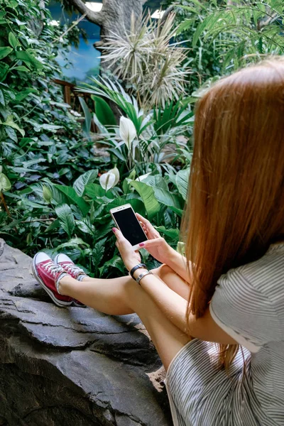 Mujer Sentada Parque Tropical Haciendo Una Foto Smartphone Turista Una — Foto de Stock