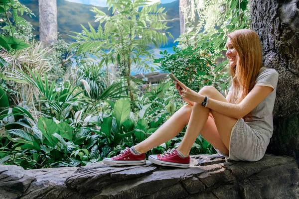 Mujer Moliendo Sentado Haciendo Una Foto Teléfono Inteligente Turista Una — Foto de Stock