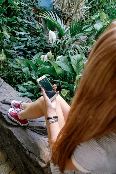 Mujer Sentada Parque Tropical Haciendo Una Foto Smartphone Turista Una — Foto de Stock