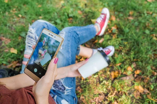 Hipster Chica Usando Teléfono Inteligente Joven Mujer Exitosa Sentada Las — Foto de Stock