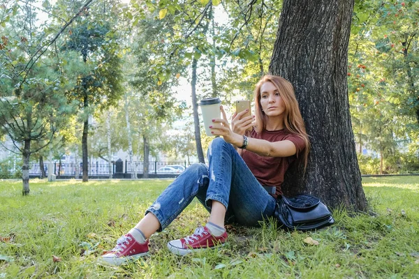 Hipster Usando Smartphone Joven Mujer Exitosa Haciendo Selfie Beber Café — Foto de Stock