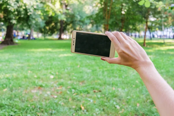 Mulher Está Segurando Telefone Inteligente Tela Sensível Toque Com Tela — Fotografia de Stock