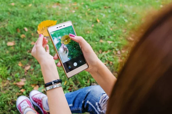 Hipster Chica Usando Teléfono Inteligente Joven Mujer Exitosa Sentada Las — Foto de Stock