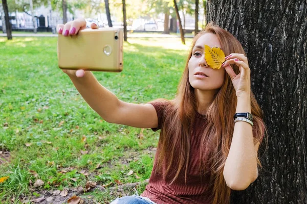 Hipster Chica Usando Teléfono Inteligente Joven Mujer Exitosa Sentada Las — Foto de Stock