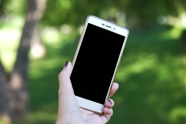 Mujer Están Sosteniendo Pantalla Táctil Teléfono Inteligente Con Pantalla Espacio — Foto de Stock