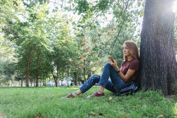 Joven Mujer Exitosa Haciendo Selfie Parque Naturaleza Hipster Chica Sentada — Foto de Stock