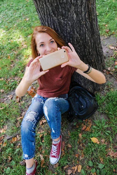 Joven Mujer Exitosa Haciendo Selfie Parque Naturaleza Hipsters Tomando Fotos — Foto de Stock