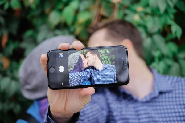 Mujer Hombre Sonríen Cuando Besan Pareja Están Haciendo Selfie Smartphone — Foto de Stock