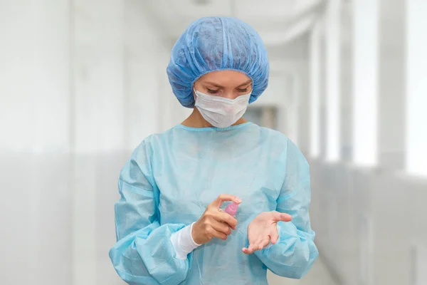 Médico Femenino Trata Las Manos Con Gel Antiséptico — Foto de Stock