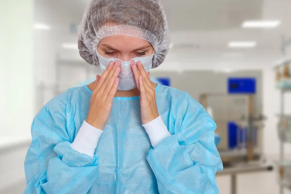 Retrato Del Doctor Uniforme Una Doctora Con Gorra Protectora Mascarilla — Foto de Stock