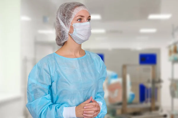 Retrato Del Doctor Uniforme Una Doctora Con Gorra Protectora Mascarilla — Foto de Stock