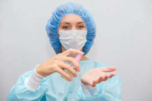 Doctora Trata Las Manos Con Gel Antiséptico Retrato Del Médico — Foto de Stock