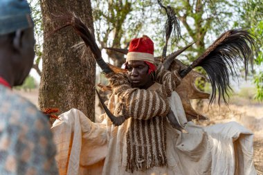Dowayo erkeği geleneksel bir mahkeme sırasında kutsal bir dans eder. Atalarının ruhlarını somutlaştırır ve adaletin simgesi olur..