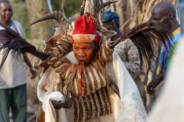 Dowayo erkeği geleneksel bir mahkeme sırasında kutsal bir dans eder. Atalarının ruhlarını somutlaştırır ve adaletin simgesi olur..