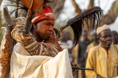 Dowayo erkeği geleneksel bir mahkeme sırasında kutsal bir dans eder. Atalarının ruhlarını somutlaştırır ve adaletin simgesi olur..