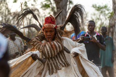 Dowayo erkeği geleneksel bir mahkeme sırasında kutsal bir dans eder. Atalarının ruhlarını somutlaştırır ve adaletin simgesi olur..
