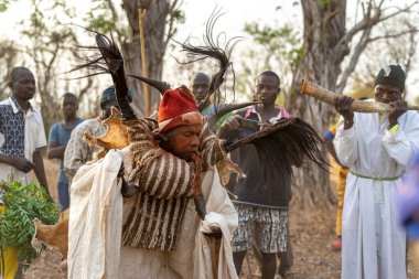 Dowayo erkeği geleneksel bir mahkeme sırasında kutsal bir dans eder. Atalarının ruhlarını somutlaştırır ve adaletin simgesi olur..