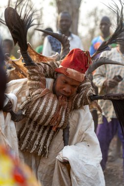 Dowayo erkeği geleneksel bir mahkeme sırasında kutsal bir dans eder. Atalarının ruhlarını somutlaştırır ve adaletin simgesi olur..