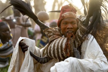 Dowayo erkeği geleneksel bir mahkeme sırasında kutsal bir dans eder. Atalarının ruhlarını somutlaştırır ve adaletin simgesi olur..