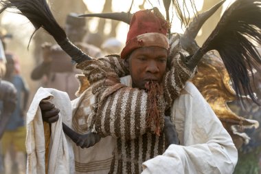 Dowayo erkeği geleneksel bir mahkeme sırasında kutsal bir dans eder. Atalarının ruhlarını somutlaştırır ve adaletin simgesi olur..