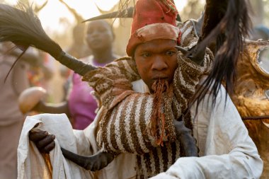 Dowayo erkeği geleneksel bir mahkeme sırasında kutsal bir dans eder. Atalarının ruhlarını somutlaştırır ve adaletin simgesi olur..