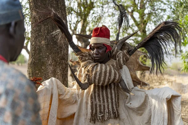 Dowayo erkeği geleneksel bir mahkeme sırasında kutsal bir dans eder. Atalarının ruhlarını somutlaştırır ve adaletin simgesi olur..
