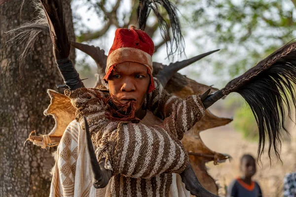 Dowayo erkeği geleneksel bir mahkeme sırasında kutsal bir dans eder. Atalarının ruhlarını somutlaştırır ve adaletin simgesi olur..