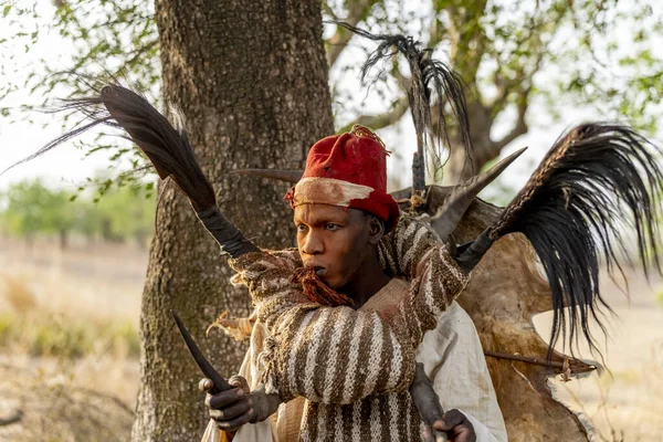 Dowayo erkeği geleneksel bir mahkeme sırasında kutsal bir dans eder. Atalarının ruhlarını somutlaştırır ve adaletin simgesi olur..
