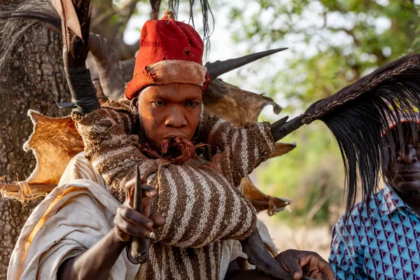 Dowayo erkeği geleneksel bir mahkeme sırasında kutsal bir dans eder. Atalarının ruhlarını somutlaştırır ve adaletin simgesi olur..