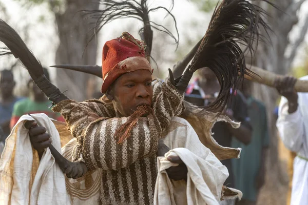 Dowayo erkeği geleneksel bir mahkeme sırasında kutsal bir dans eder. Atalarının ruhlarını somutlaştırır ve adaletin simgesi olur..