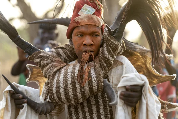 Dowayo erkeği geleneksel bir mahkeme sırasında kutsal bir dans eder. Atalarının ruhlarını somutlaştırır ve adaletin simgesi olur..