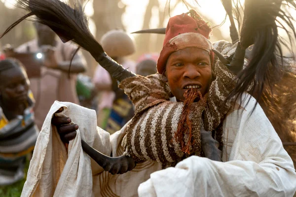 Dowayo erkeği geleneksel bir mahkeme sırasında kutsal bir dans eder. Atalarının ruhlarını somutlaştırır ve adaletin simgesi olur..