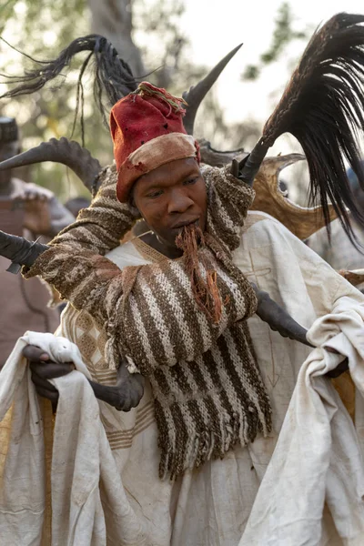 Dowayo erkeği geleneksel bir mahkeme sırasında kutsal bir dans eder. Atalarının ruhlarını somutlaştırır ve adaletin simgesi olur..