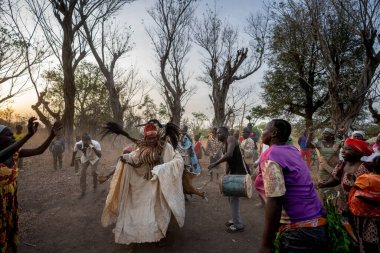 Dowayo erkeği geleneksel bir mahkeme sırasında kutsal bir dans eder. Atalarının ruhlarını somutlaştırır ve adaletin simgesi olur..