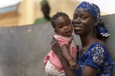 Çocuğuyla birlikte Kamerun pazarında genç bir anne aile bağlarını ve toplum hayatının sıcaklığını yakalıyor..