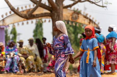 Ngaoundere 'de Kadın Günü' nde geleneksel giysiler içinde el ele yürüyen iki kız, Kamerun 'daki kadın geleneklerinin geleceği ve devamlılığını simgeliyor..