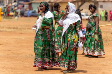 Bir grup kadın, Ngaoundere 'deki Kadın Günü' nde birlikte yürürken haysiyet, birlik ve kültürel gücü ifade ediyorlar..