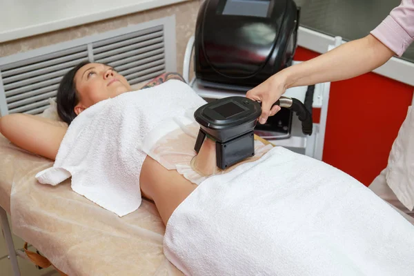 Kvinna Att Cryolipolysis Fett Behandling Förfarande Professionella Kosmetiska Skåp Eller — Stockfoto