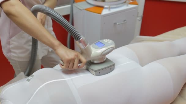 Kvinna med tillvägagångssättet av anti celluliter lpg massage, kosmetologi klinik — Stockvideo