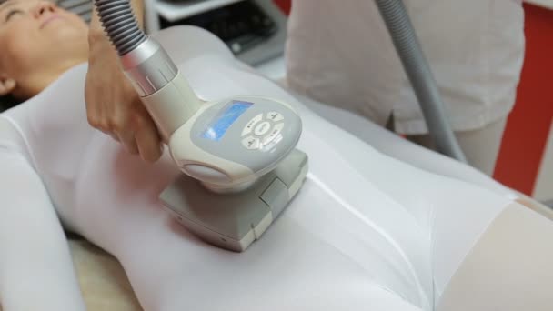 Женщина, проходящая процедуру антицеллюлитного массажа lpg, косметологическая клиника — стоковое видео