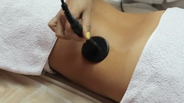 Kobieta coraz anty cellulit terapii w gabinecie kosmetycznym. RF podnoszenia — Wideo stockowe